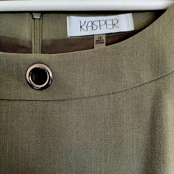 **SOLD** EUC KASPER size 16 olive green sheath dress, back zip grommet detail - Picture 3 of 4